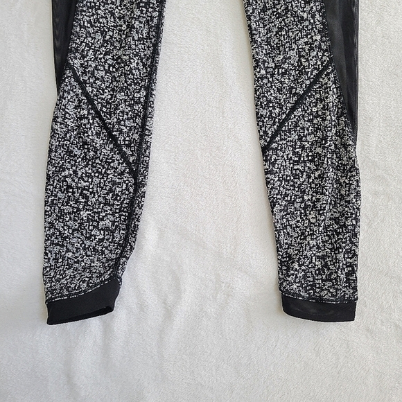 Lululemon Sole Training 7/8 Tight Sheer Mesh Panel Daisy Dust Alpine Black‎ - Picture 6 of 15